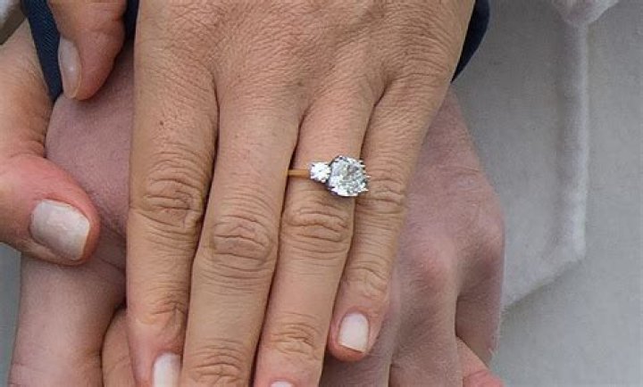 How many carats is Jenna Johnson engagement ring?