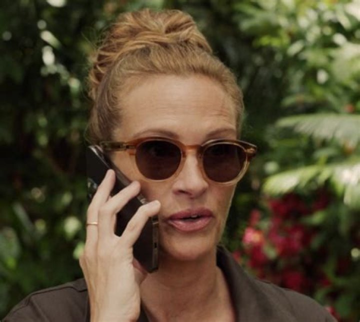 What sunglasses does Julia Roberts wear?
